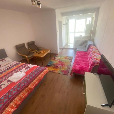 Lovely 1 Bedroom Apartment With Free Street Parking Букурещ Екстериор снимка